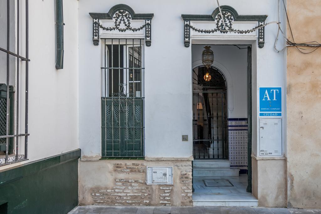 Apartamentos Plaza Pilatos Seville Exterior photo